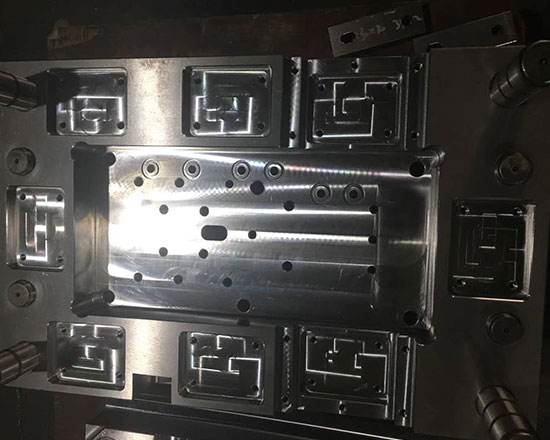 双色双材料是指两种颜色的两种塑料材料。塑料材料通常分为硬橡胶和硬橡胶涂层的软橡胶和硬橡胶。该模塑产品具有许多功能，如外观和质地，防撞和防摔。双色模具基座是由两种或更多种组合组成的特殊模具，其可以消耗两种塑料材料。双色成型机分为两种类型：水平和垂直。两个或多个模具由机器以180度或120度加载和模制。双色注塑机类似于传统的单色注塑机，不同之处在于它具有两个成形喷嘴和一个成形机构。 1：框架型号： a：拆下框架模具前的所有夹紧螺钉 b：首先，不应将全模式和反向操作侧调节到高压，否则可动模板可能会因力不均匀而损坏机器; c：用手插入所有夹紧螺钉，锁定螺钉; d：打开模具后，将阳模旋转180度; e：将第二个主模型加载到公共模型中作为参考; f：最后，第二个普通模具加载第二个主模型作为参考; g：两套模具好后;停止模具调整